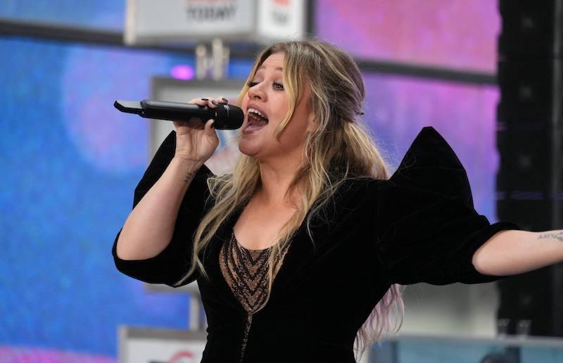 Kelly Clarkson The Anniversary Of Her 'American Idol' Win(01)