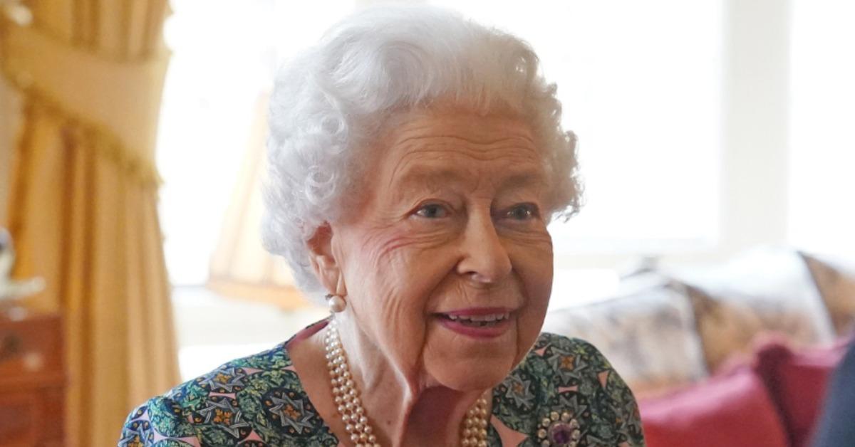 queen elizabeth ii tests positive coronavirus mild symptoms