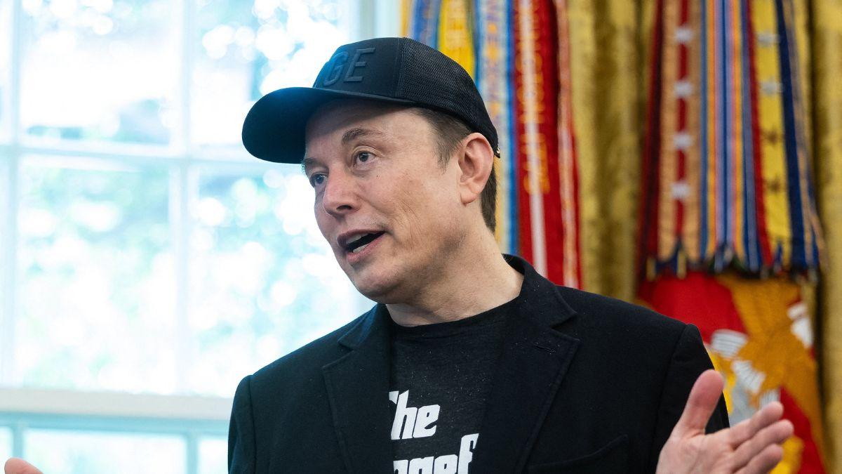 Image of Elon Musk and other executives traveled alongside the president.