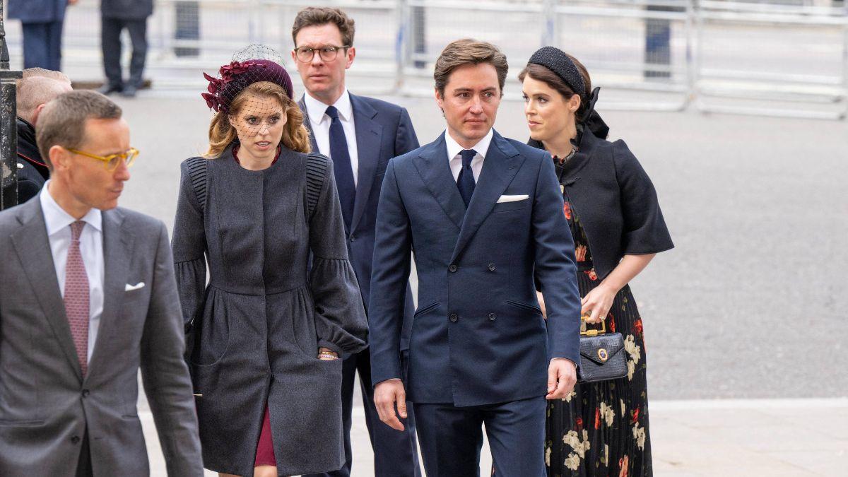 image of princess Beatrice and princess Eugenie 