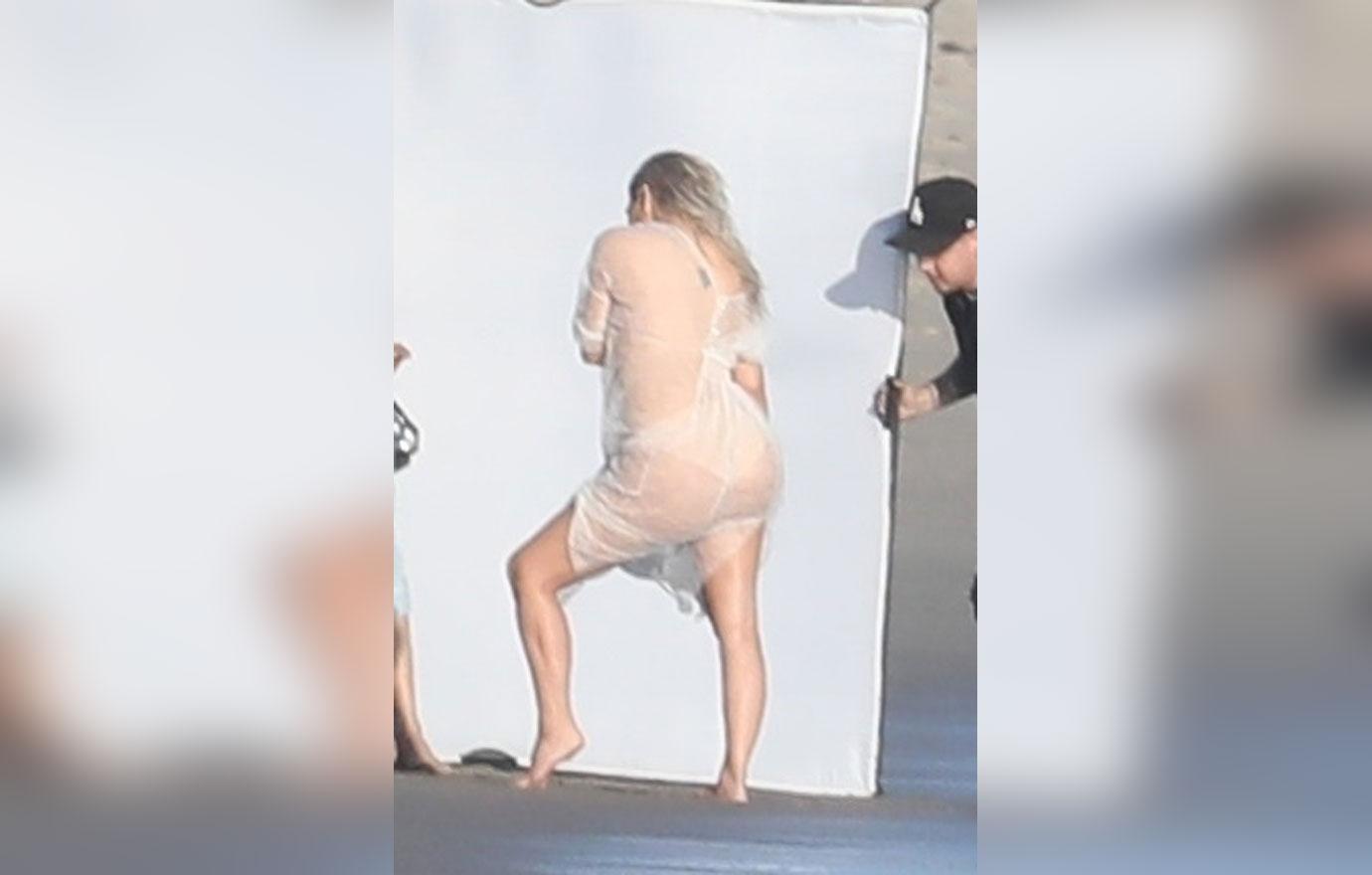 *PREMIUM EXCLUSIVE* Kim Kardashian looks amazing during a photoshoot in Malibu