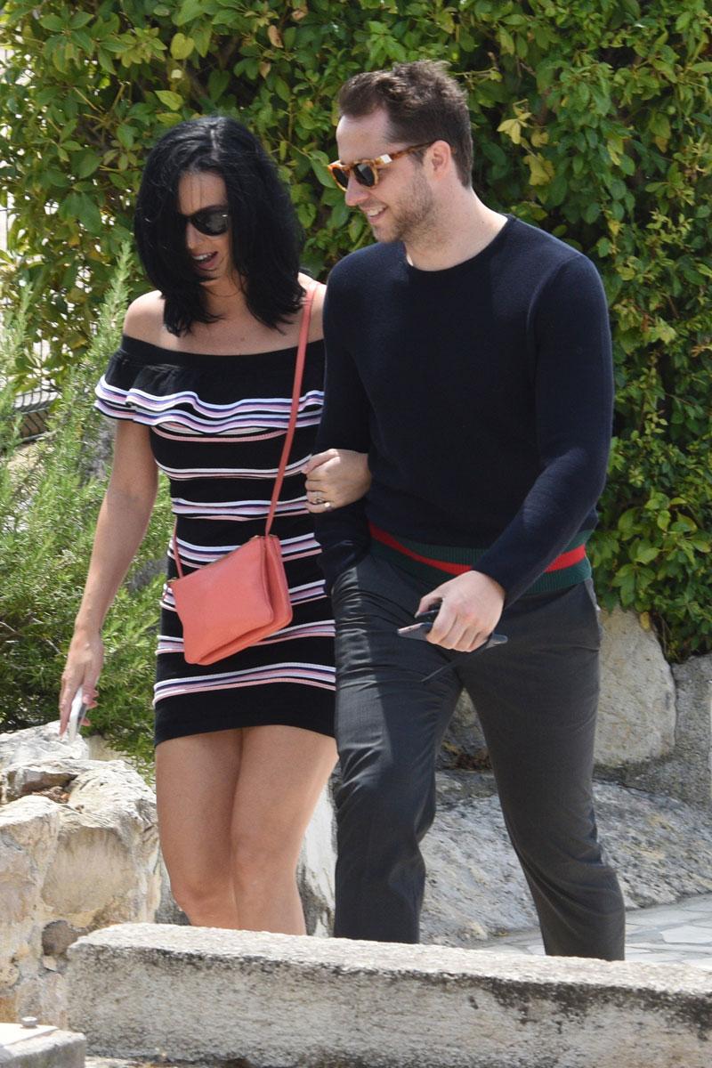 Katy perry ring finger orlando bloom engaged dating cannes 03