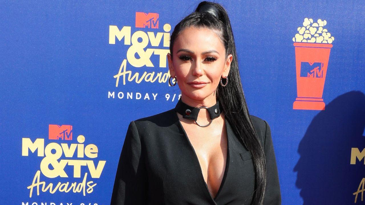 image of The 'Jersey Shore' star paired a plunging bra top with a cropped layer and fitted leggings.