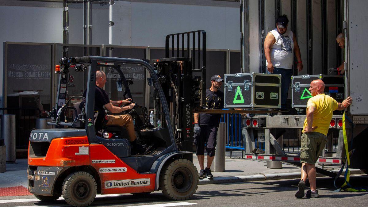 Image of Staff reportedly prepared for nearly 1,000 guests at the concert-like event.