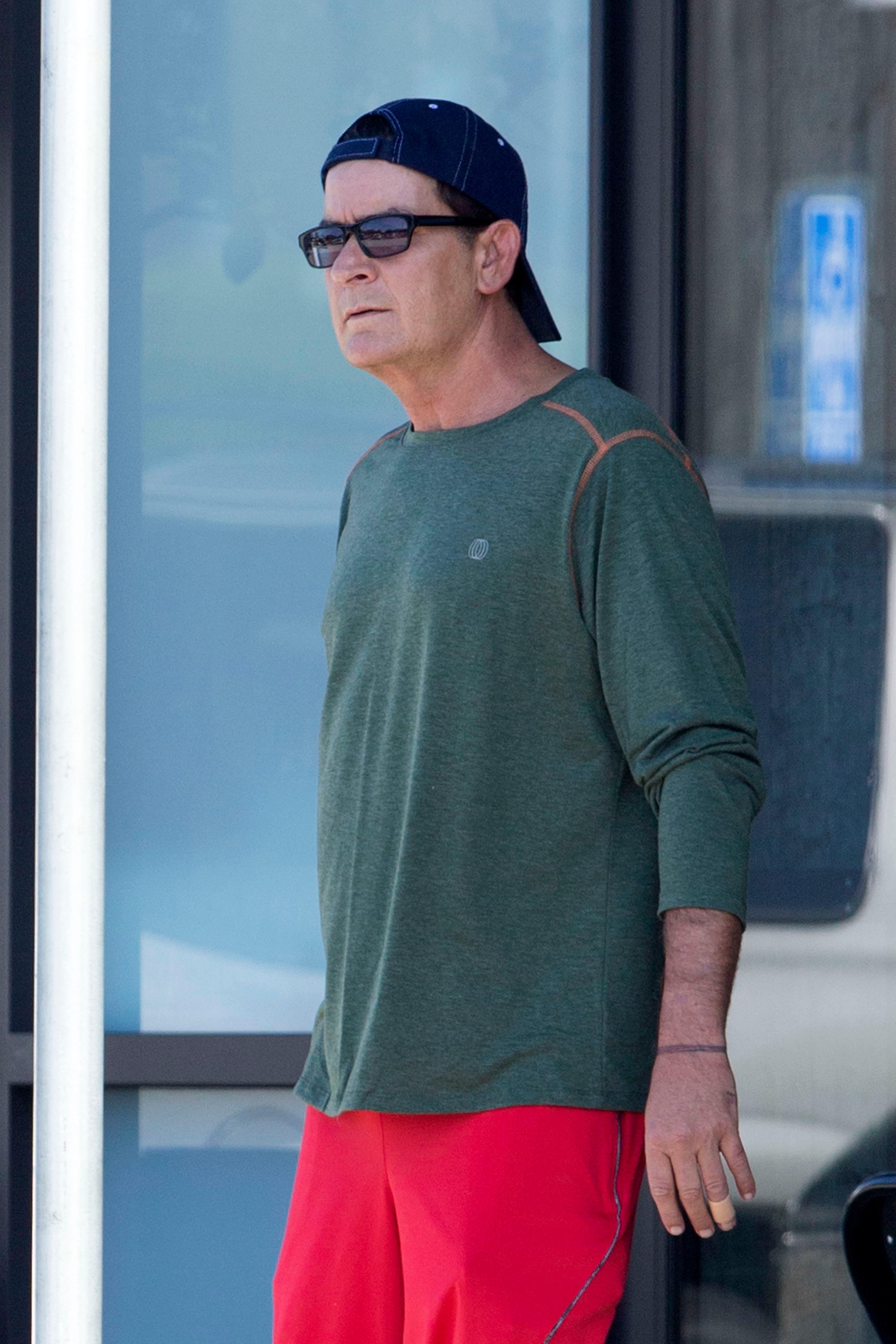 EXCLUSIVE: Charlie Sheen picks up groceries in Malibu,CA.