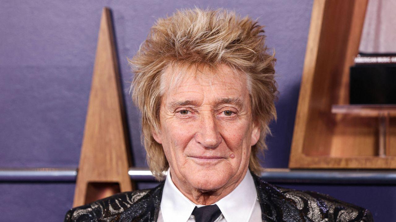 Image of Rod Stewart shared a statement following the procedure.