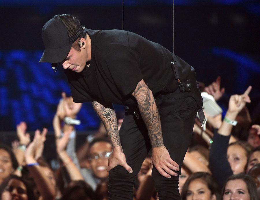 Justin bieber crying performing 2015 mtv vmas 03