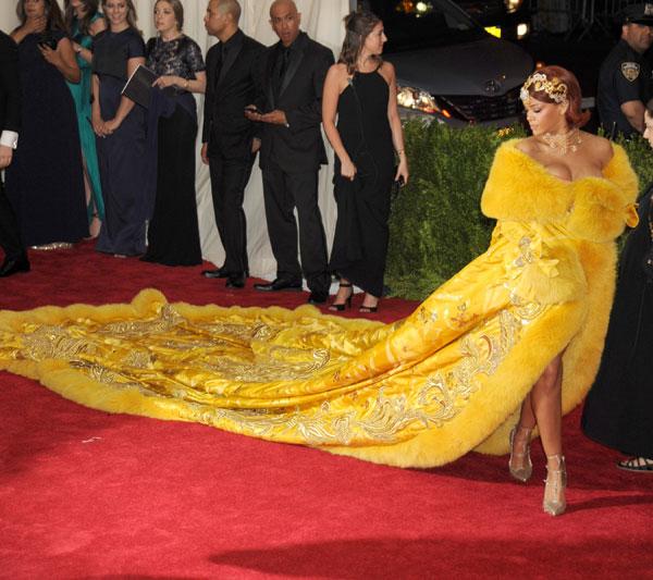 Rihanna wardrobe malfuntion met gala4