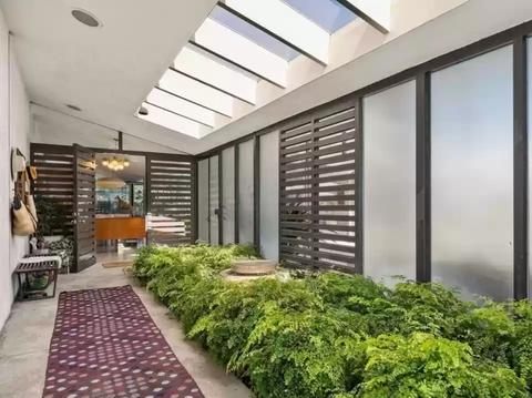 julie bowen house entrance outside area