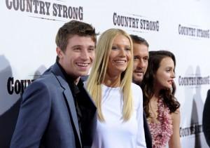 2011__01__Garrett_Hedlund_Gwyneth_Paltrow_Jan5newsnea 300×211.jpg