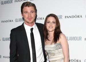 2011__06__Garrett_Hedlund_Kristen_Stewart_June22newsnea 300×219.jpg
