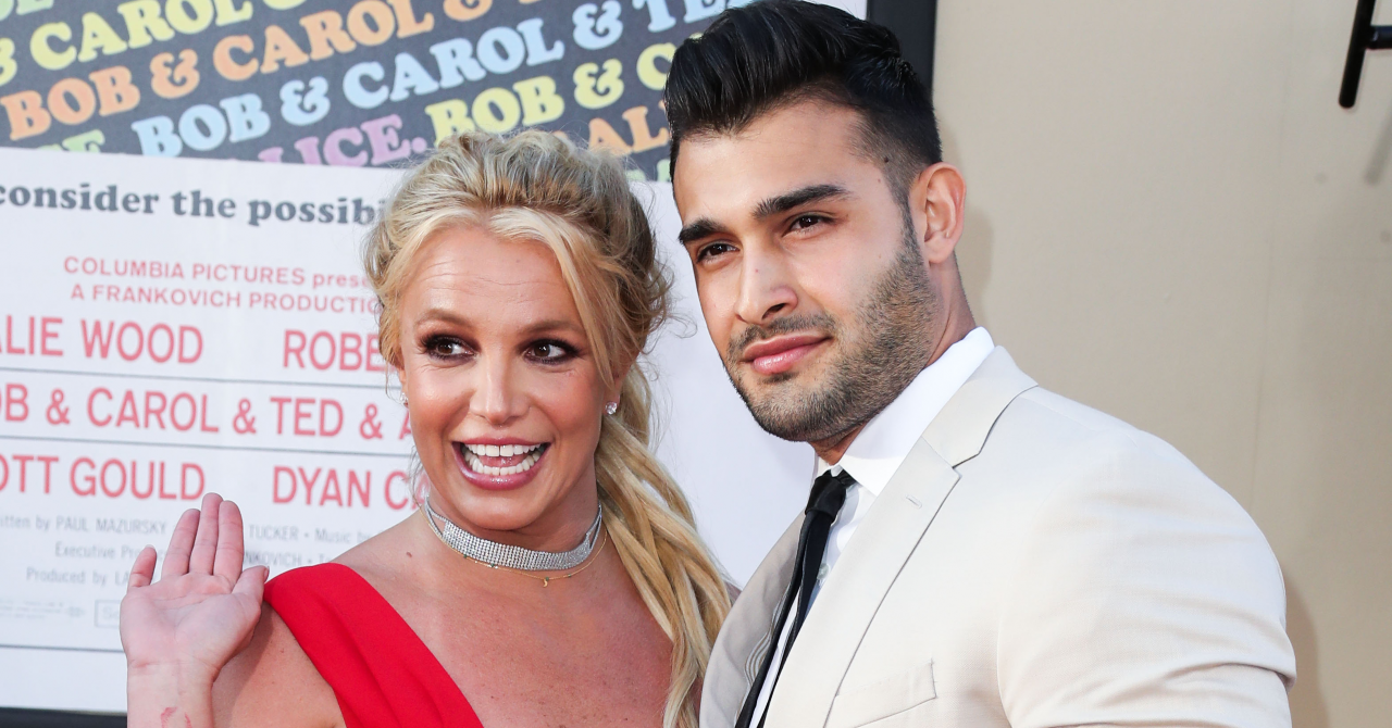 Sam Asghari & Britney Spears Make Out On Vacation