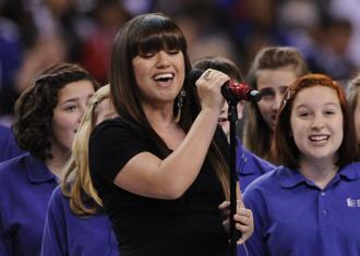 Kelly clarkson national anthem feb6nea.jpg