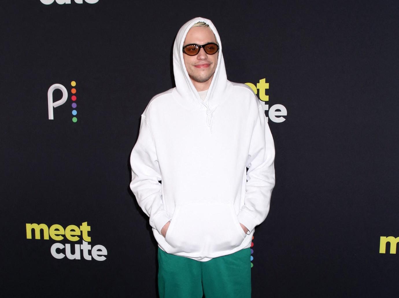 pete davidson kicks out curses venue employee broke no phone policy show