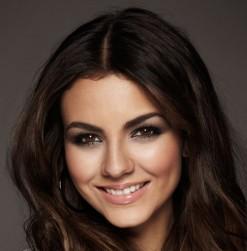 2010__09__okmagazine beauty victoriajustice4 247×300.jpg