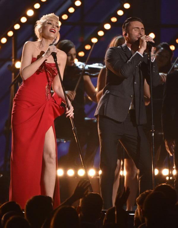 Gwen stefani adam levine performing at the 2015 grammy awards 03