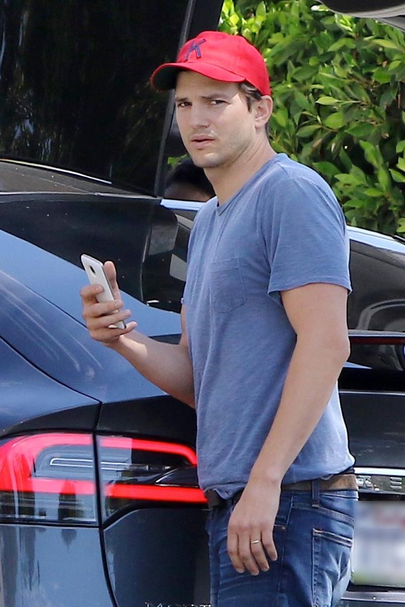 Ashton Kutcher and Mila Kunis arrive at their office in Beverly Hills