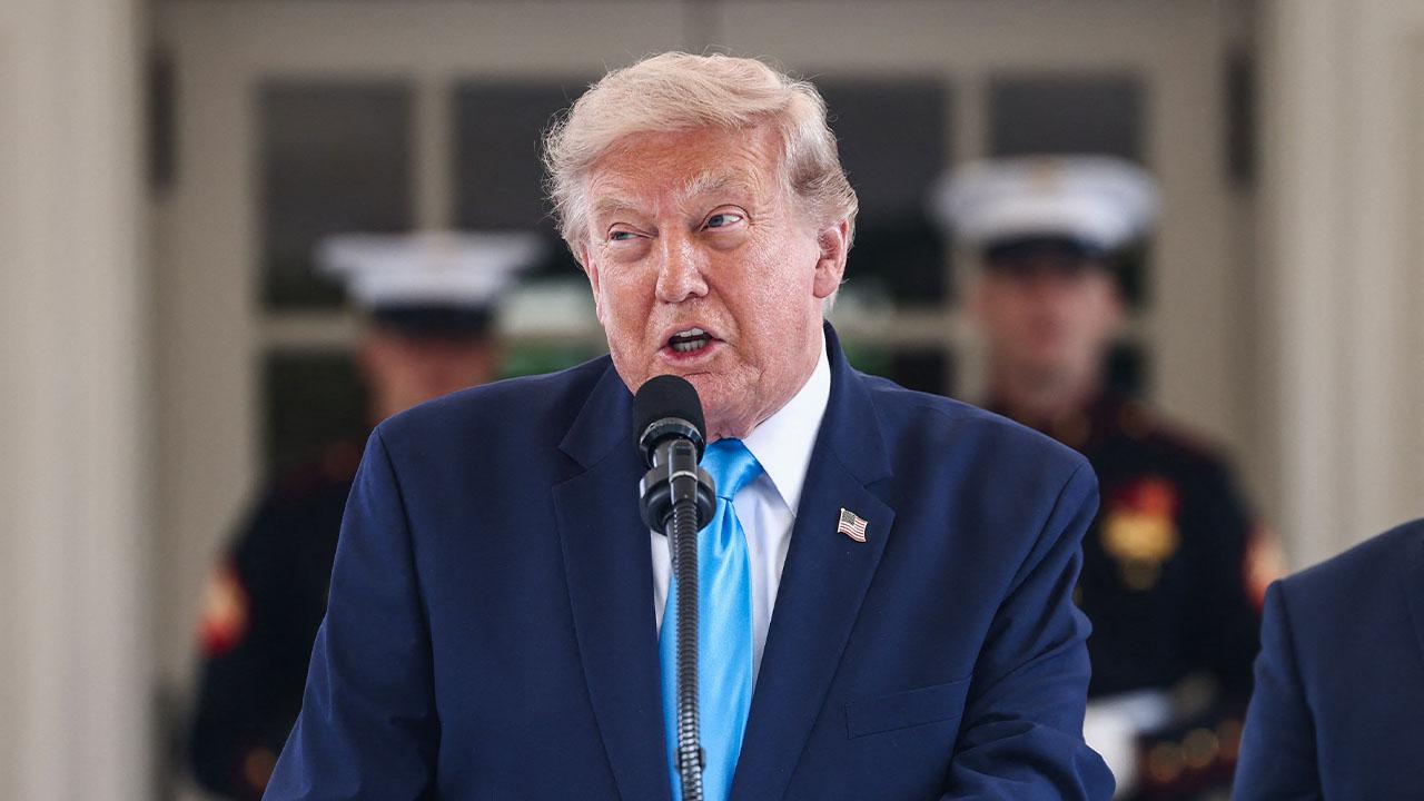 Image of Trump espoused an antisemitic trope while claiming the heckler was a paid protester.