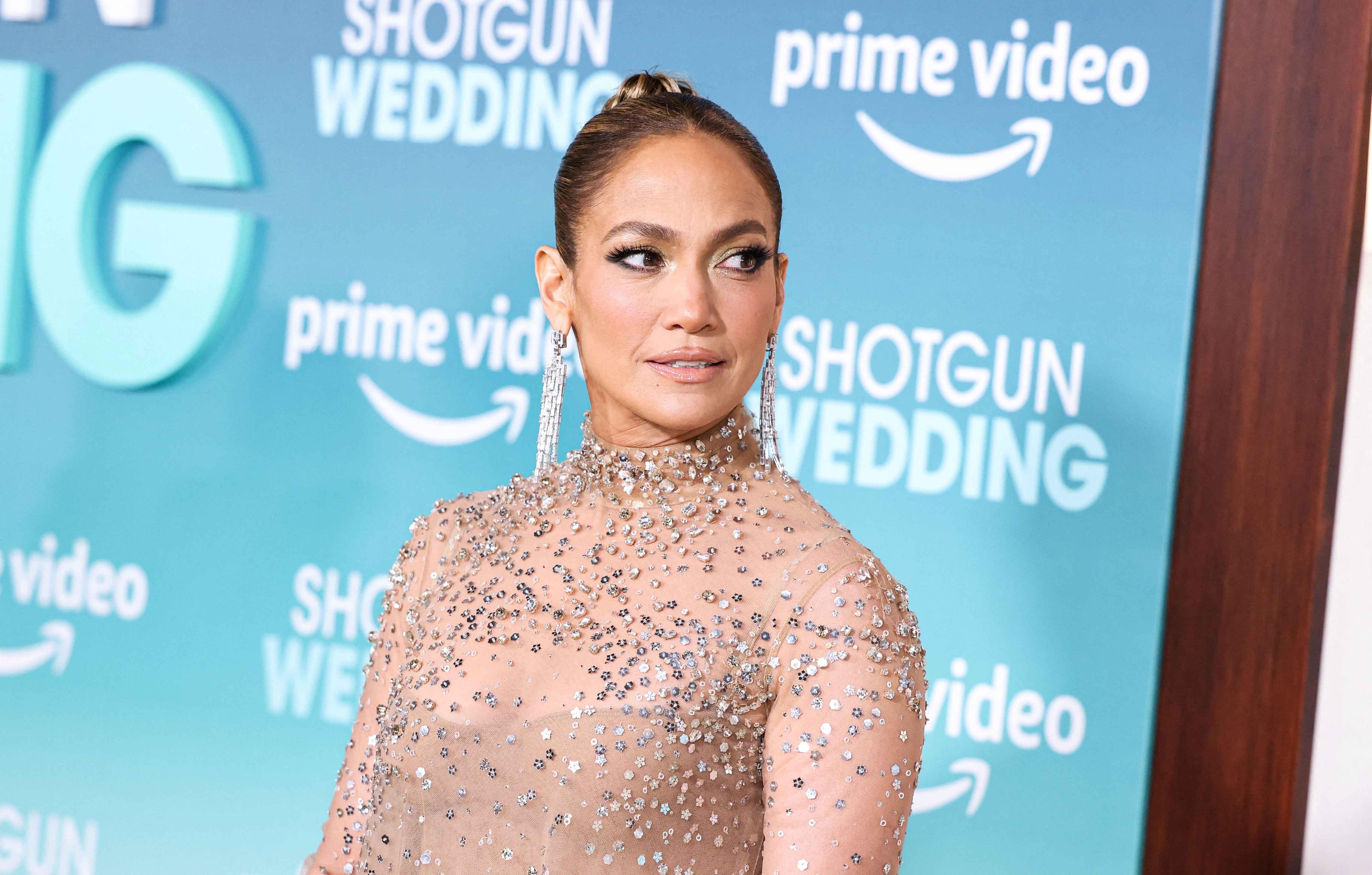 jennifer lopez flies solo shotgun wedding premiere red carpet