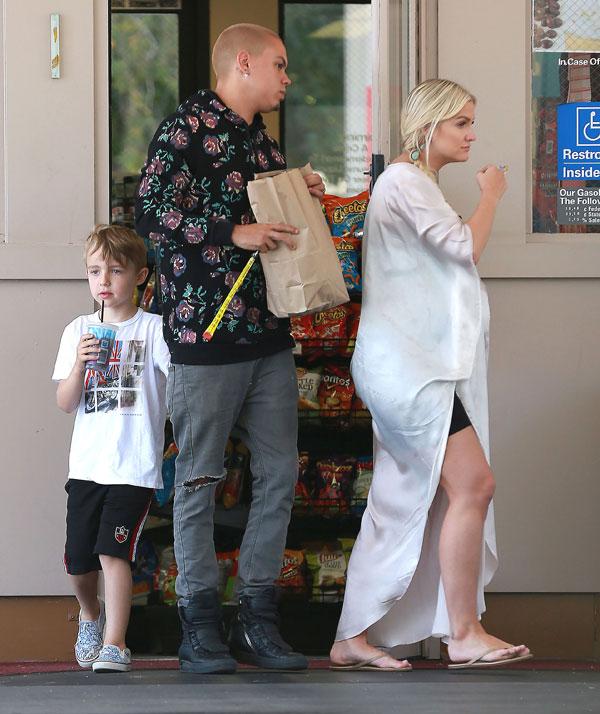 Pregnant ashlee simpson evan ross mothers day 043