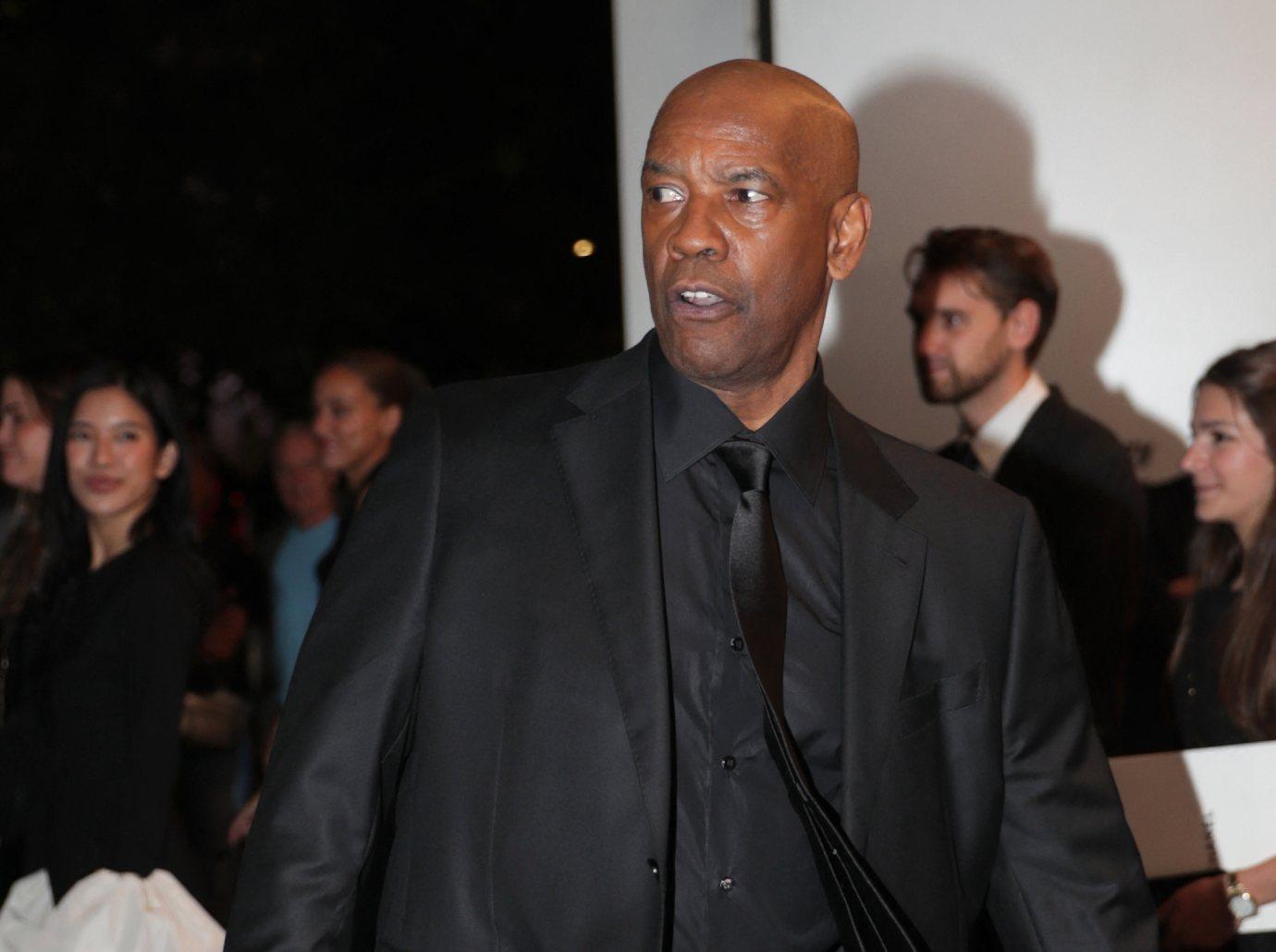 denzel washington gets heated scolds fans paparazzi yelling watch