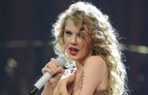 2011__07__Taylor_Swift_July19newsnea 300×193.jpg