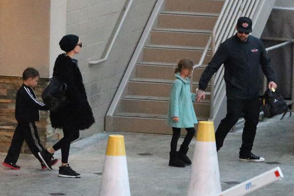 Nicole richie joel madden kids christmas shopping batman movies 02