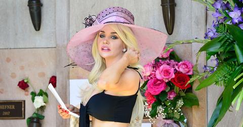 Courtney Stodden visiting Marilyn Monroe memorial