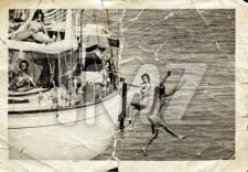 2009__12__1227_jfk_boat_tmz_01_lrg_ex 225×156.jpg