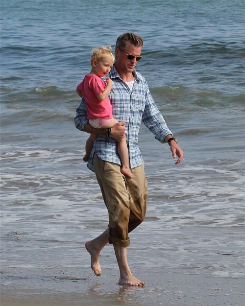 Eric dane rebecca gayheart beach june4 0095_ _1.jpg