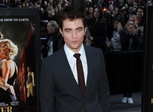 2011__04__Robert_Pattinson_April25newsneb 300×220.jpg