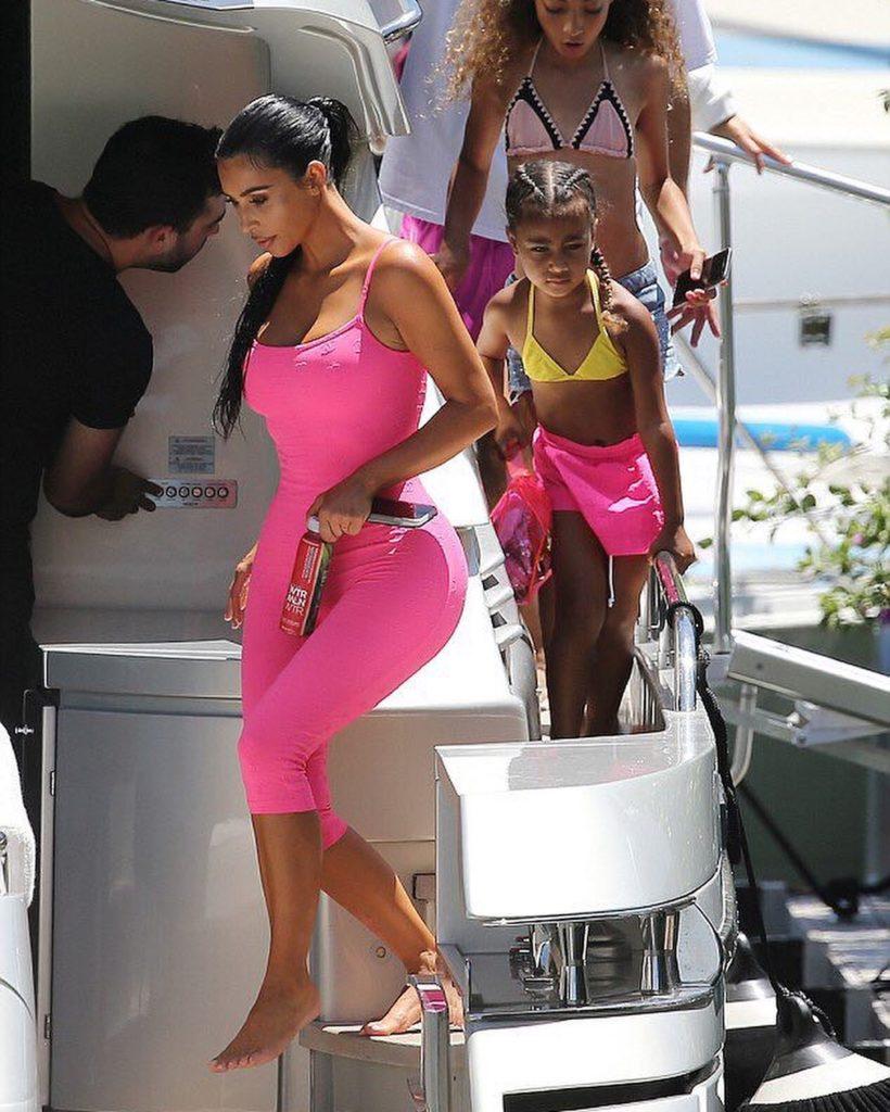 //Kim Kardashian West  x