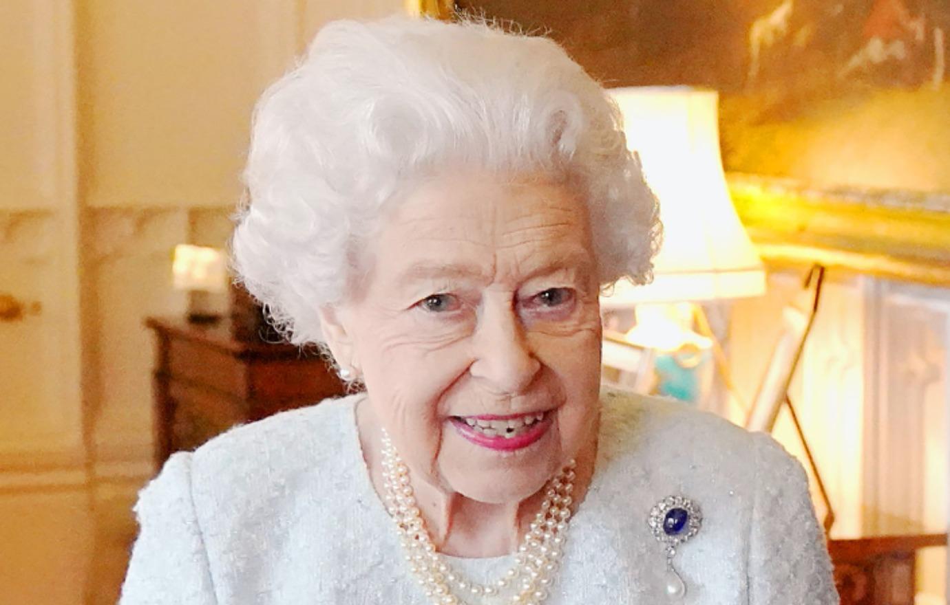 royal author claims queen elizabeth ii exhausted selfies