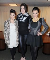 2010__12__Kourntey_Khloe_Kim_Kardashian_Dec2newsnea 209×300.jpg