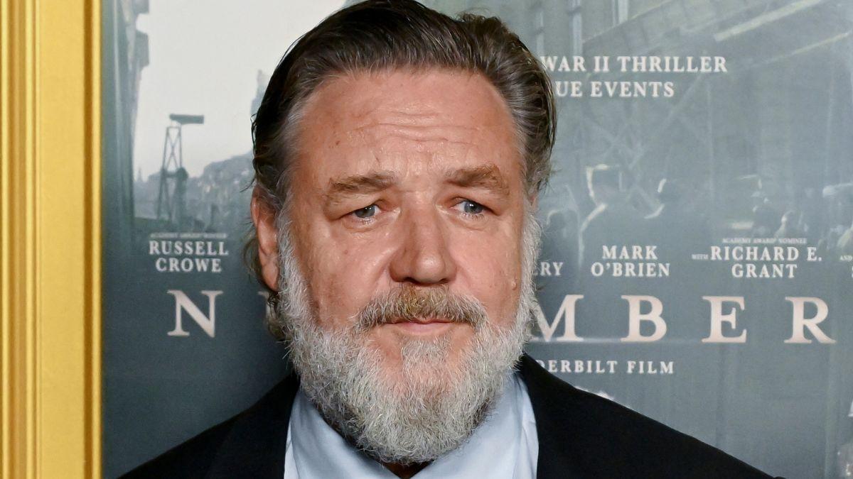 russell crowe defends stern warning autograph seekers viral video