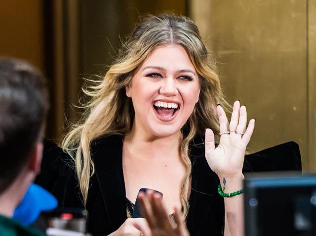 Kelly Clarkson Got In Trouble On 'Idol' For Refusing To Wear Makeup