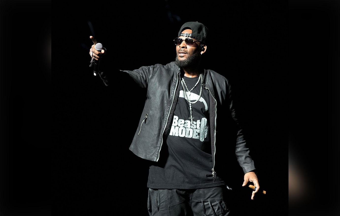 Rkelly performing in all black