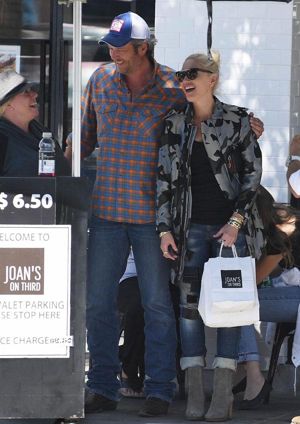 Gwen stefani blake shelton kissing photos 07