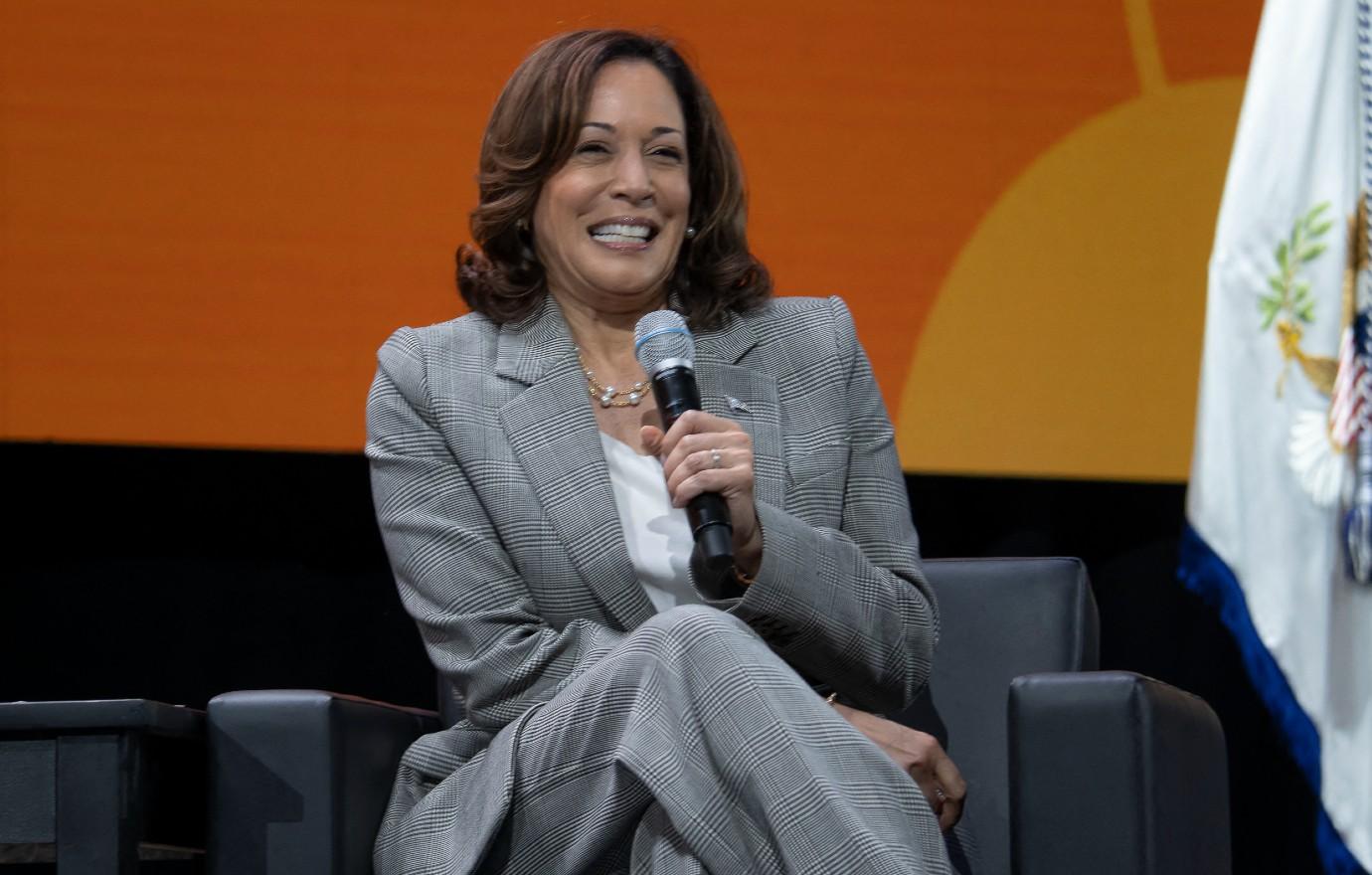 kamala harris mocks donald trump crowd sizes responds hecklers