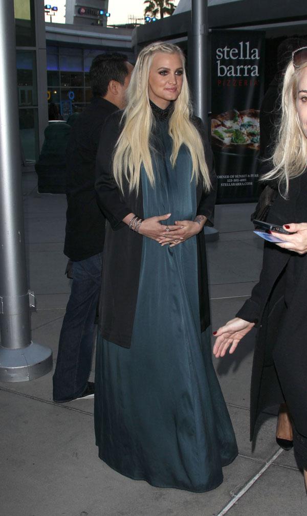 Pregnant ashlee simpson holds baby bump 01