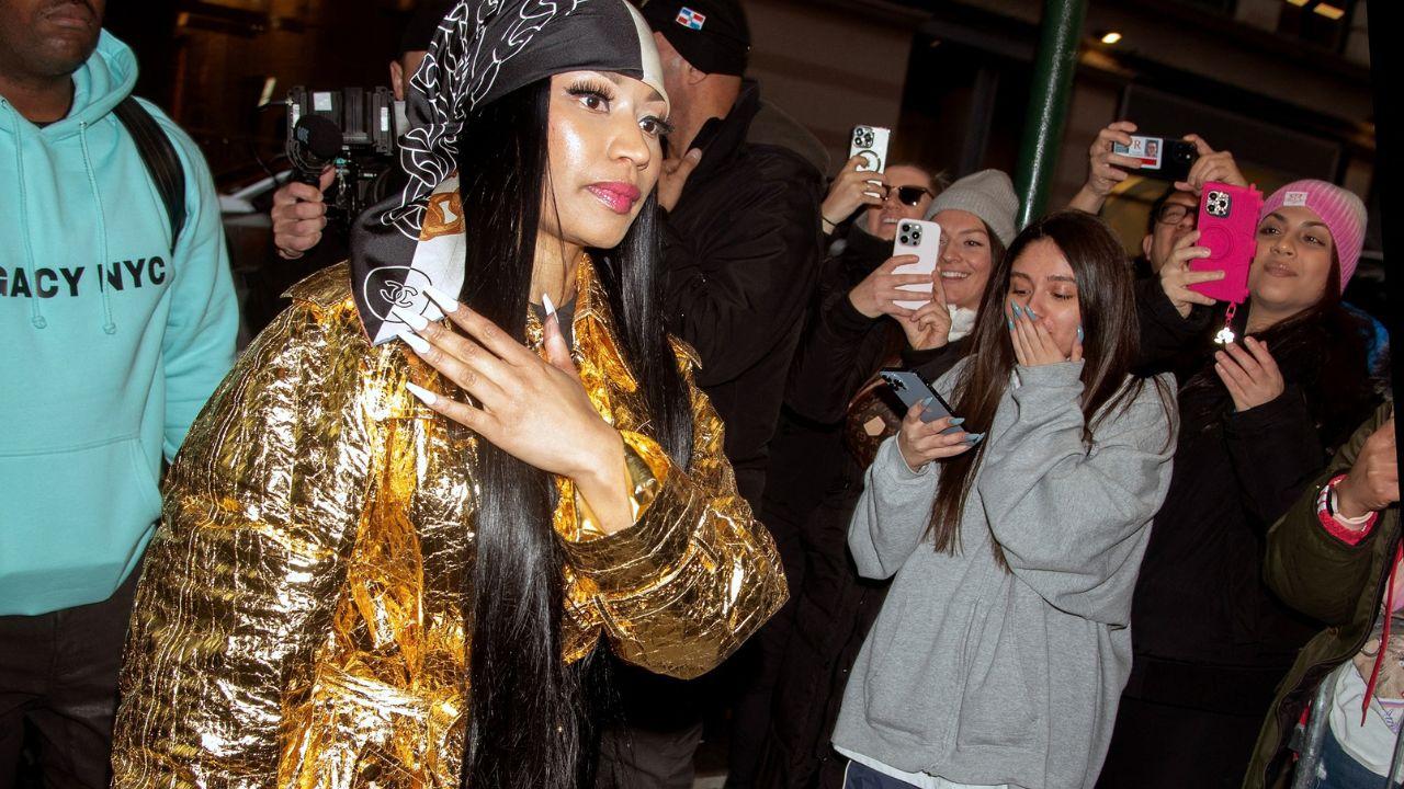 image of Nicki Minaj walking past a crowd of fans