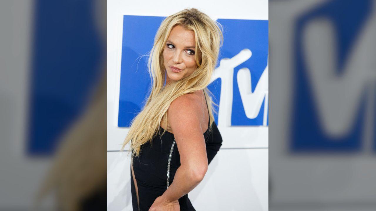 Photo of Britney Spears has used emojis in the past to censor wardrobe malfunctions.