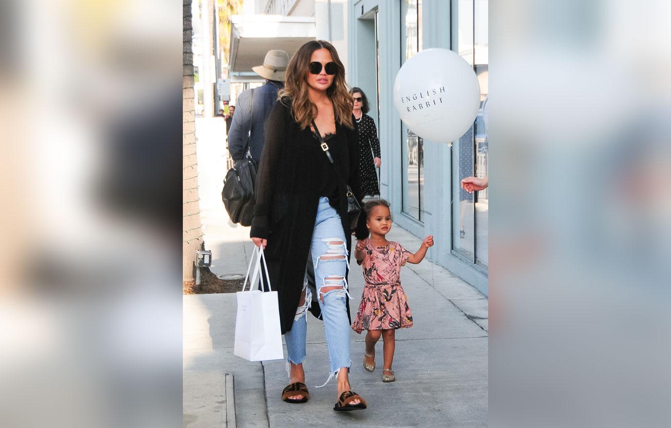 Chrissy Teigen & daughter Luna