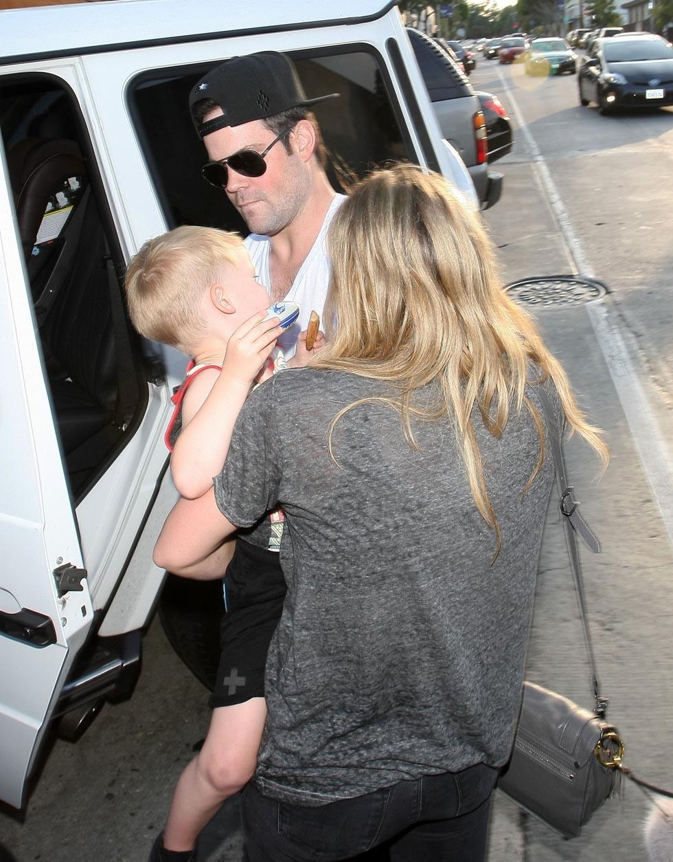 Hilary Duff &amp; Mike Comrie Take Luca Out For An Early Dinner