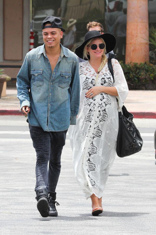 Pregnant Ashlee Simpson Holds Hands With Evan Ross