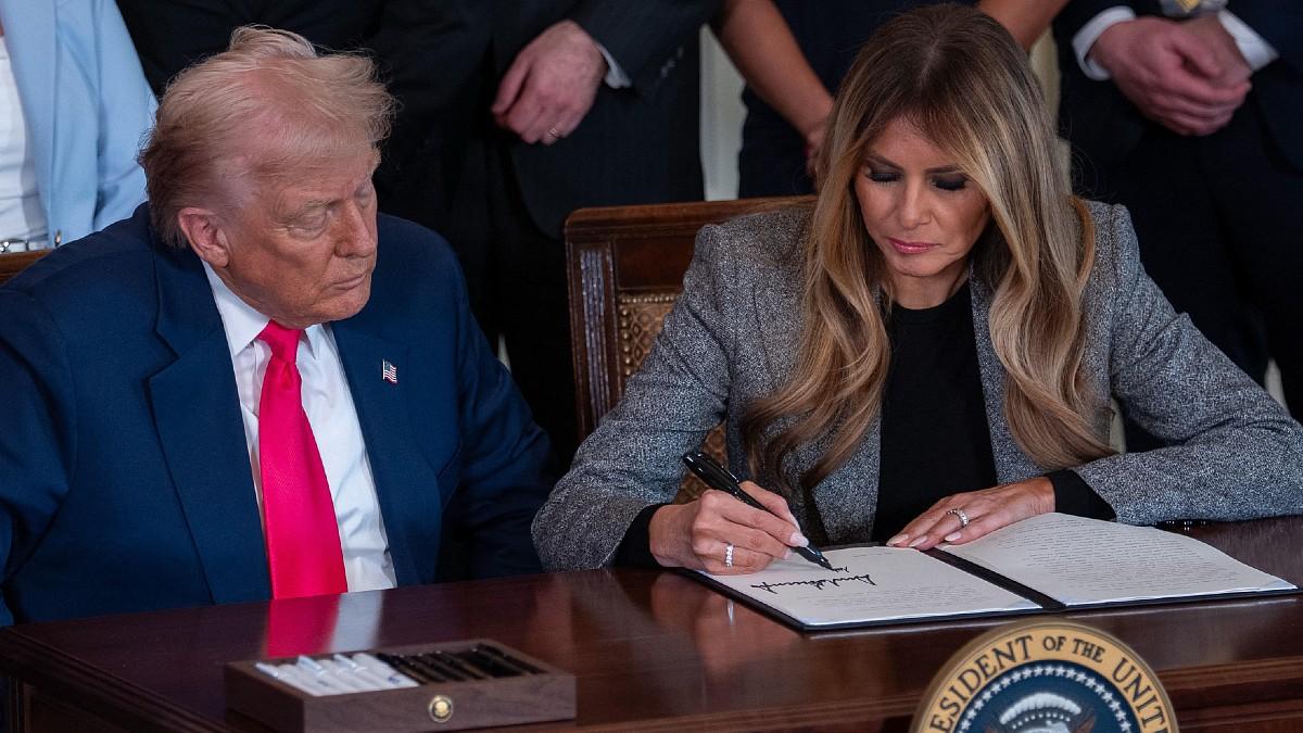 donald trumps odd airplane bedroom arrangement melania revealed