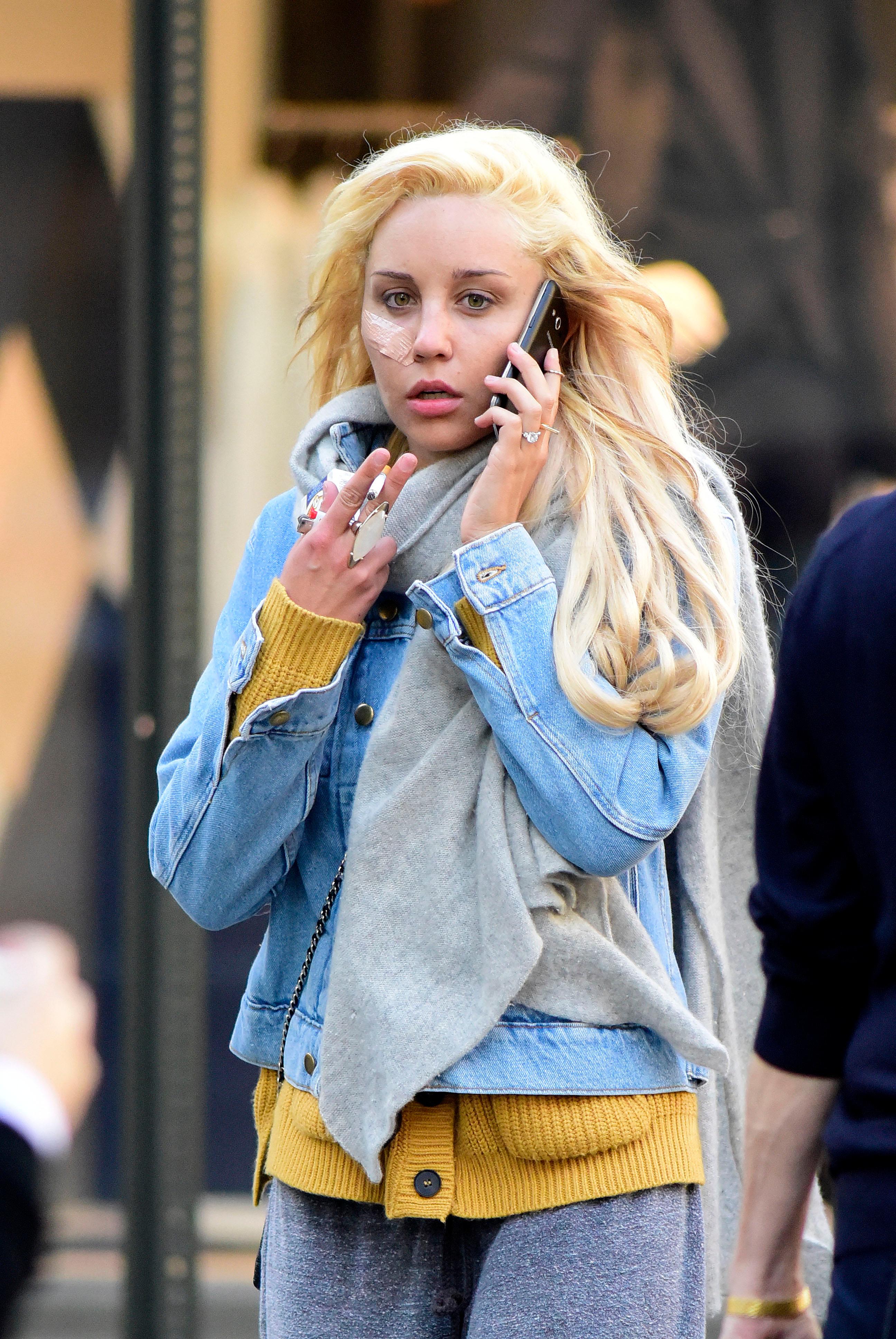 EXCLUSIVE: Amanda Bynes smokes while walking on Madison Avenue in New York City