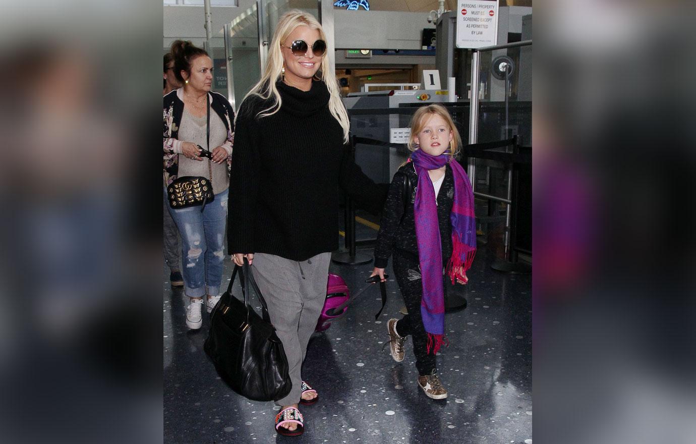 Jessica Simpson Hides Stomach In Oversized Clothing Amid Pregnancy Rumors