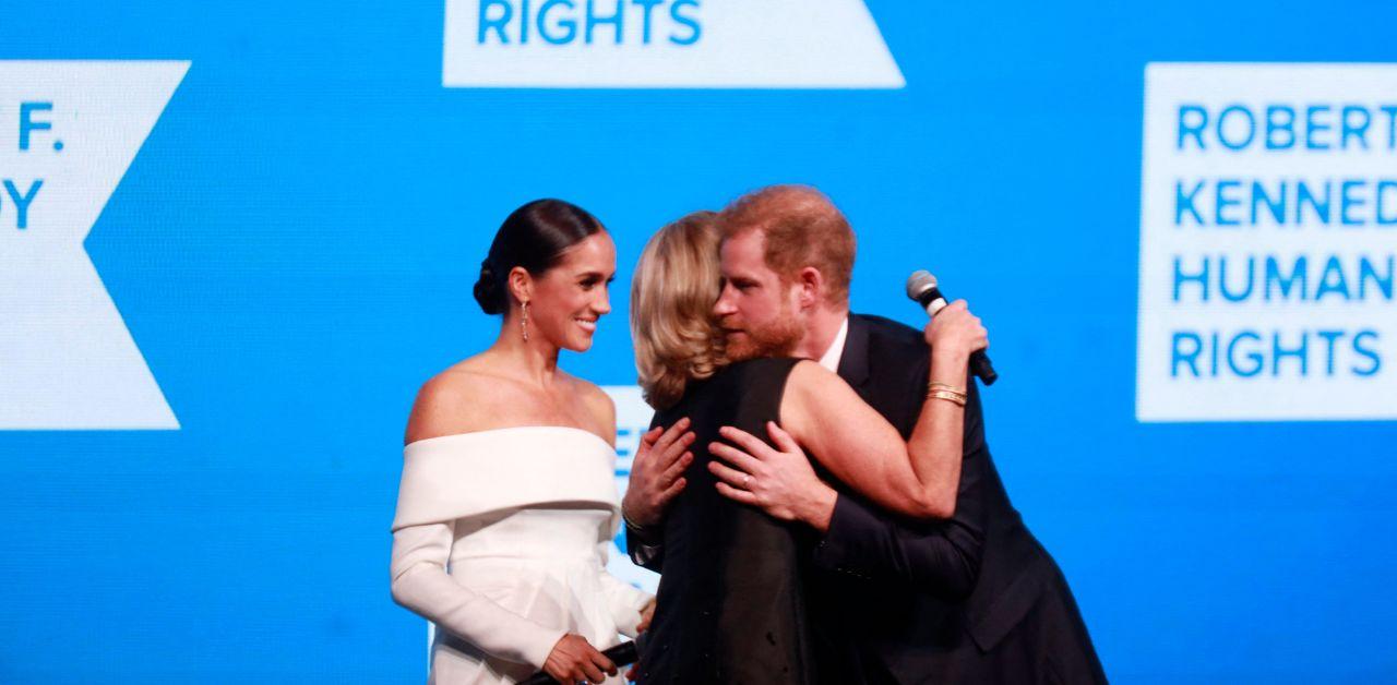 meghan markle looked very happy walk red carpet without prince harry