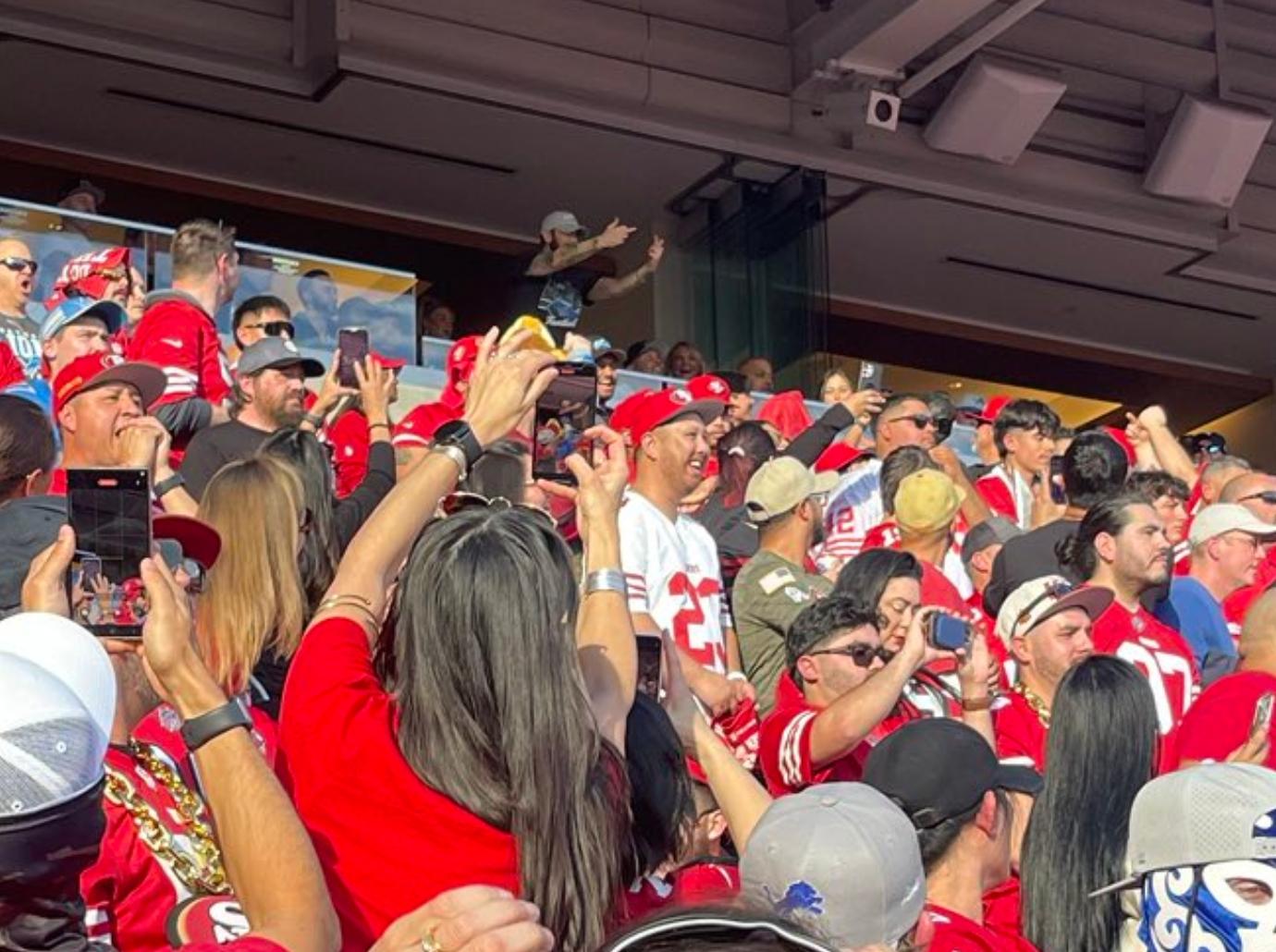 Eмineм Flips Off San Francisco 49ers Fans During NFC Chaмpionship Gaмe